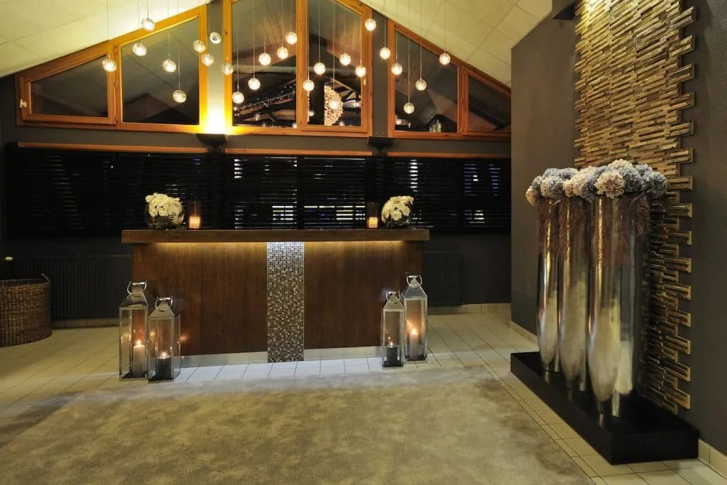 Spa and well-being centre in Les Menuires: wooden counter, candle lanterns and silver vases