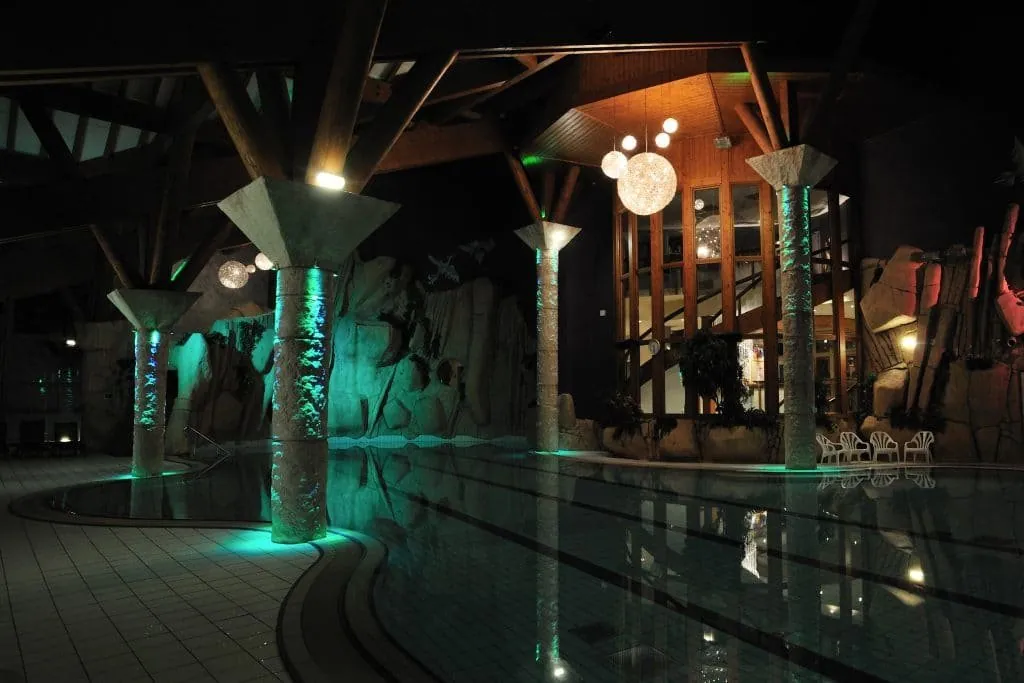 Piscine de l’aqua spa des Menuires : colonnes éclairées en vert et suspensions en boule