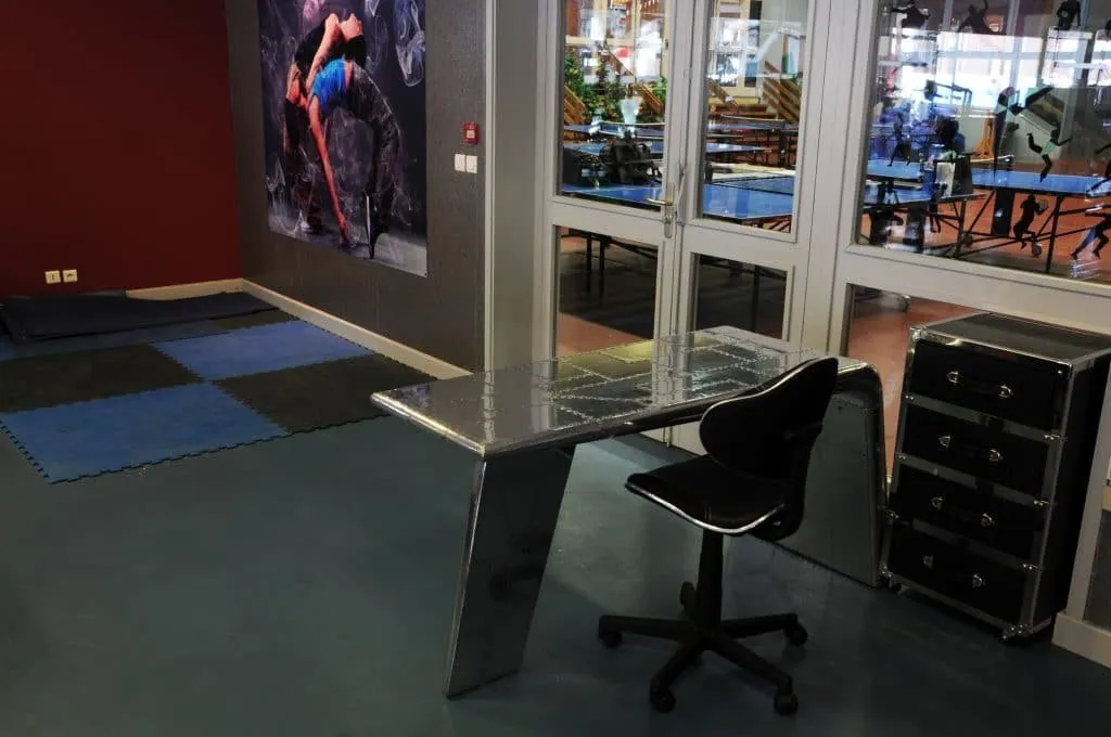 Après : bureau aviateur en aluminium riveté et malle à tiroirs, visuel de danseuse au mur