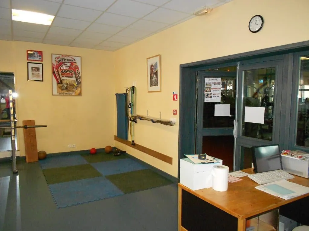 Avant : coin d’entraînement aux murs jaunes, tapis en mousse et bureau en bois