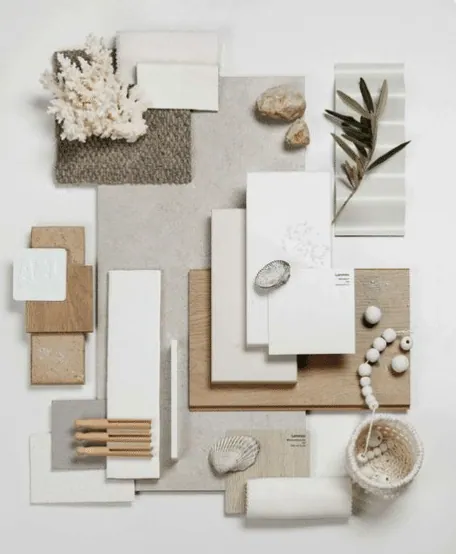 Échantillons blancs et en bois clair, avec corail, coquillages, branche d’olivier et panier tressé