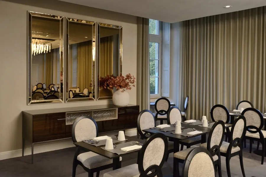 Salle à manger, chaises médaillon et miroirs