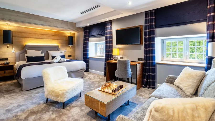 Chambre aux rideaux écossais et fauteuil en fourrure